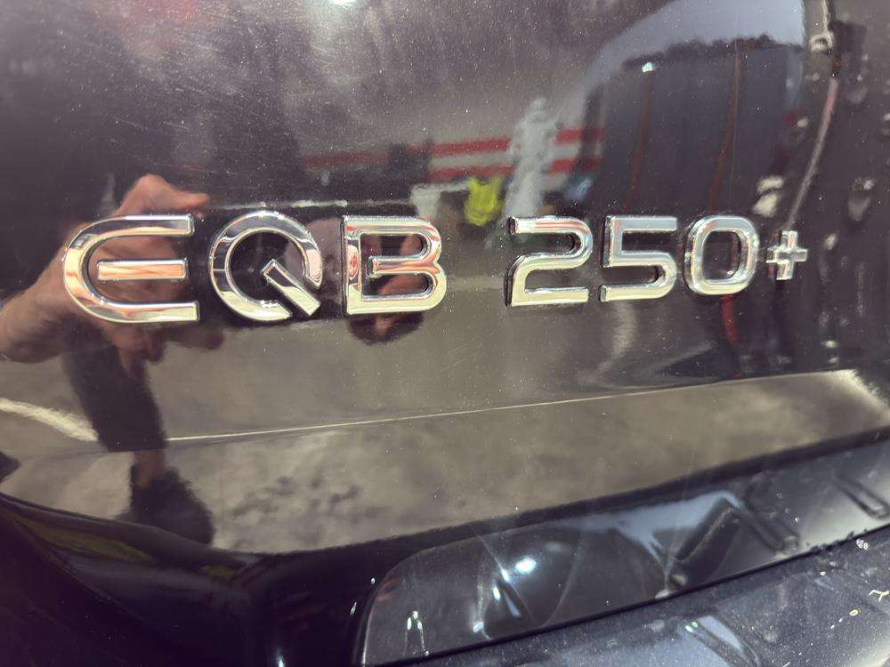 Mercedes-Benz EQB 250+ AMG 2025 negro - foto 9