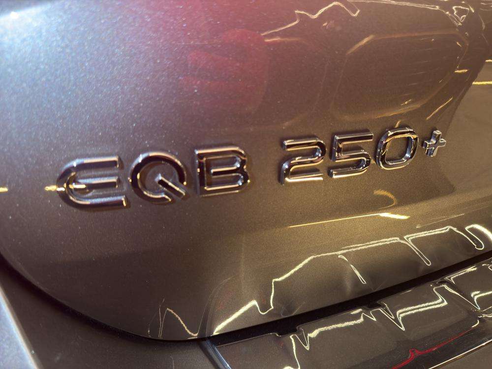 Mercedes-Benz EQB 250+ AMG 2025 gris - foto 8