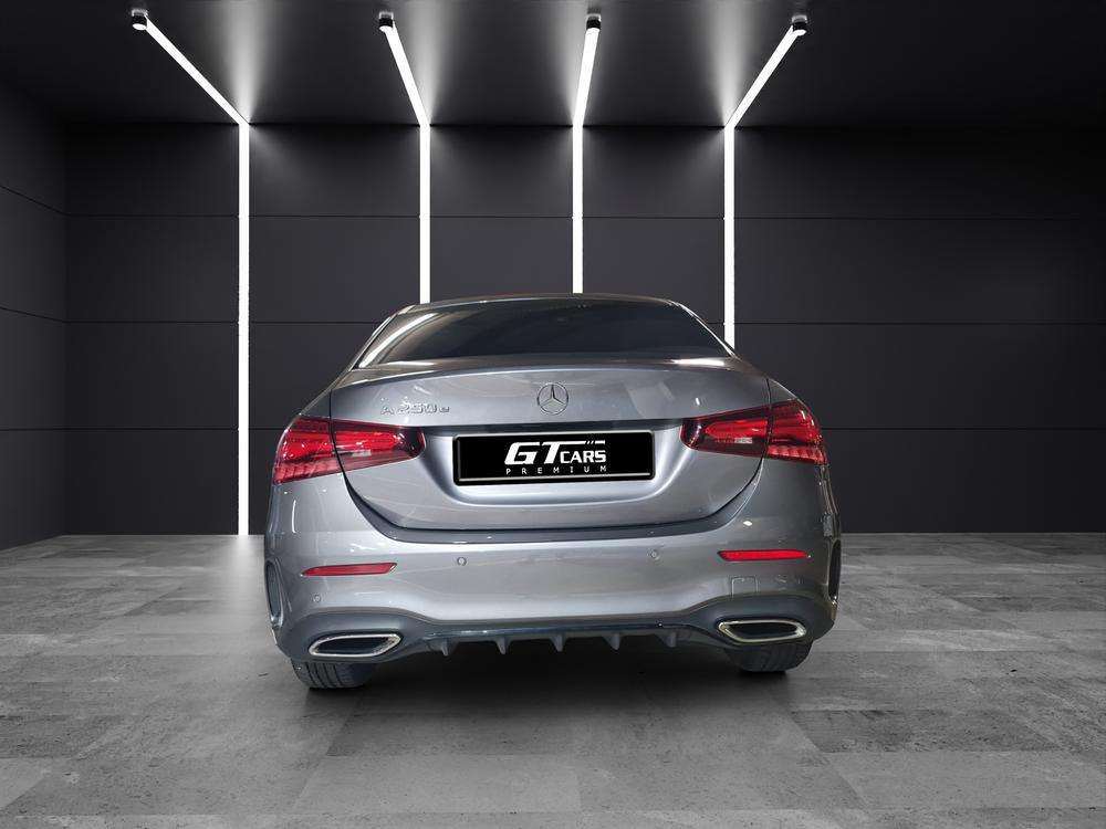 Mercedes-Benz Clase A Sedan 250e AMG 2025 gris montaña - foto 4
