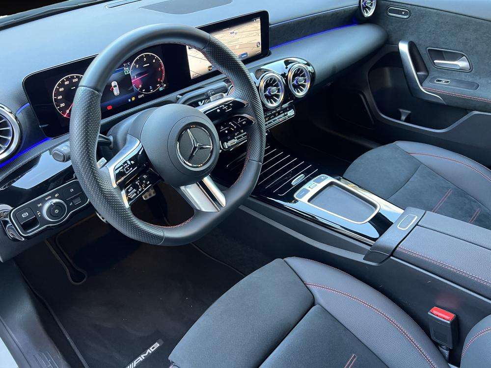 Mercedes-Benz Clase A Sedan 250e AMG 2025 gris montaña - foto 7