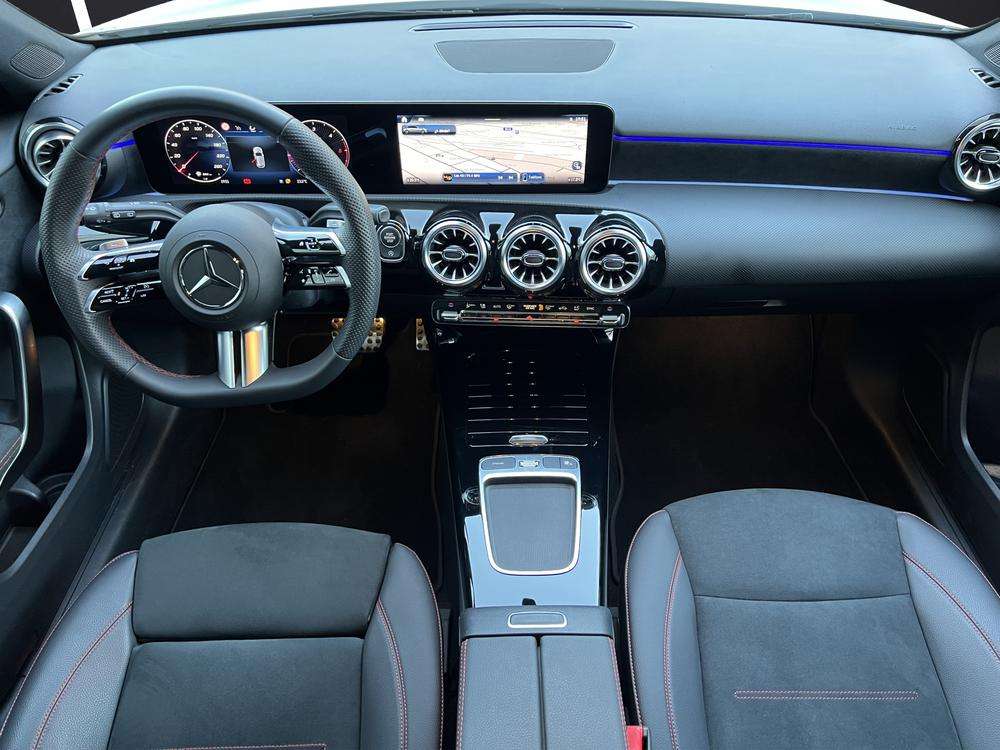 Mercedes-Benz Clase A Sedan 250e AMG 2025 gris montaña - foto 8