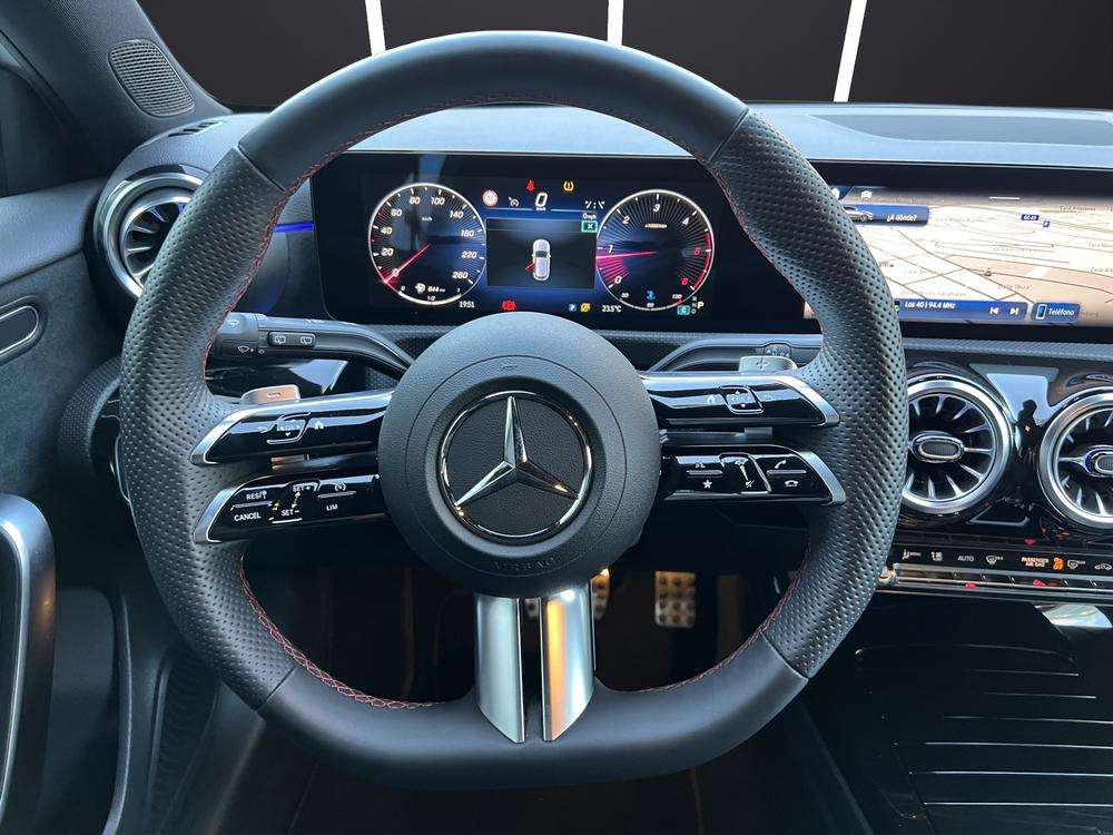 Mercedes-Benz Clase A Sedan 250e AMG 2025 gris montaña - foto 9