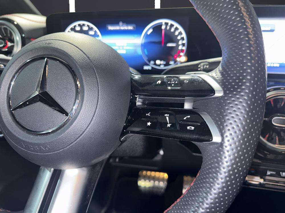 Mercedes-Benz CLA 250e AMG 2025 gris montaña - foto 9
