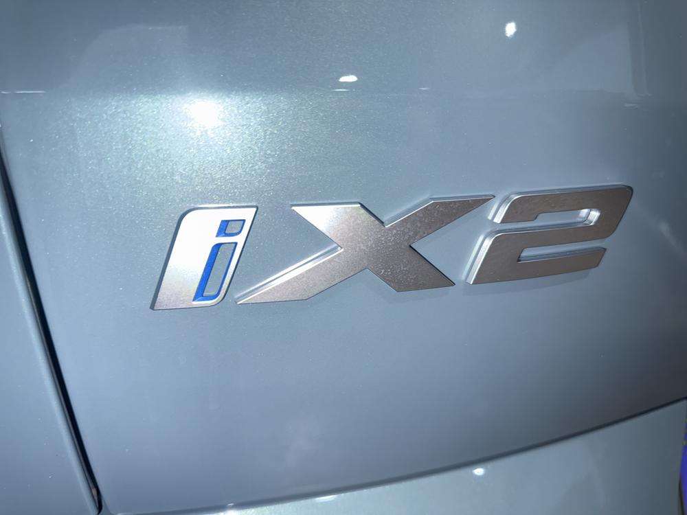 BMW iX2 eDrive20 2025 verde - foto 8