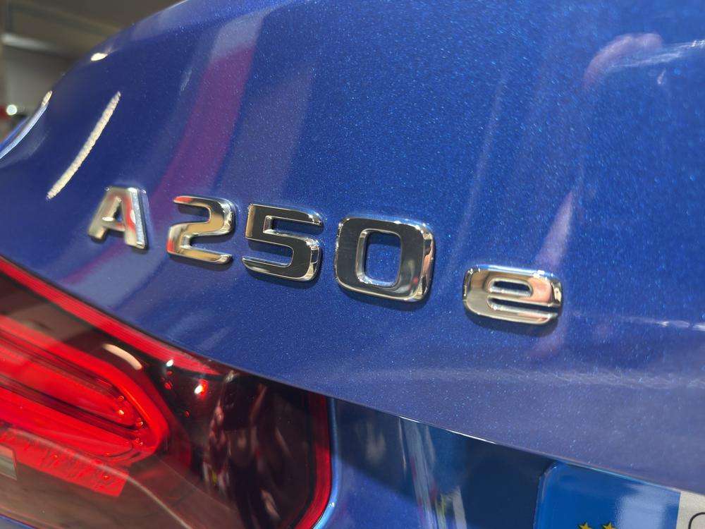 Mercedes-Benz Clase A Sedan 250e AMG 2025 azul espectral - foto 8