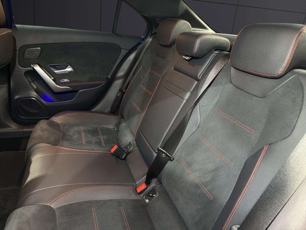 Mercedes-Benz Clase A Sedan 250e AMG 2025 azul espectral - foto 17