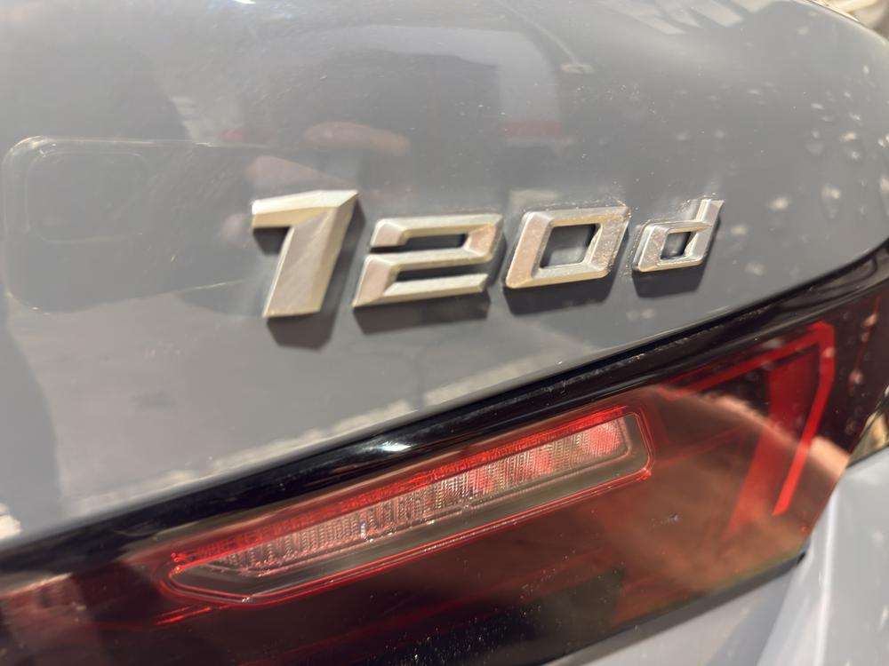 BMW Serie 1 120d 2024 gris - foto 8