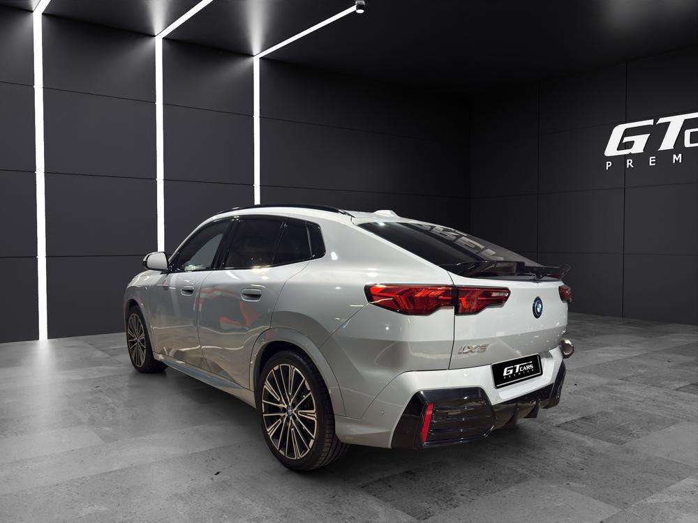 BMW iX2 xDrive30 2024 gris - foto 3