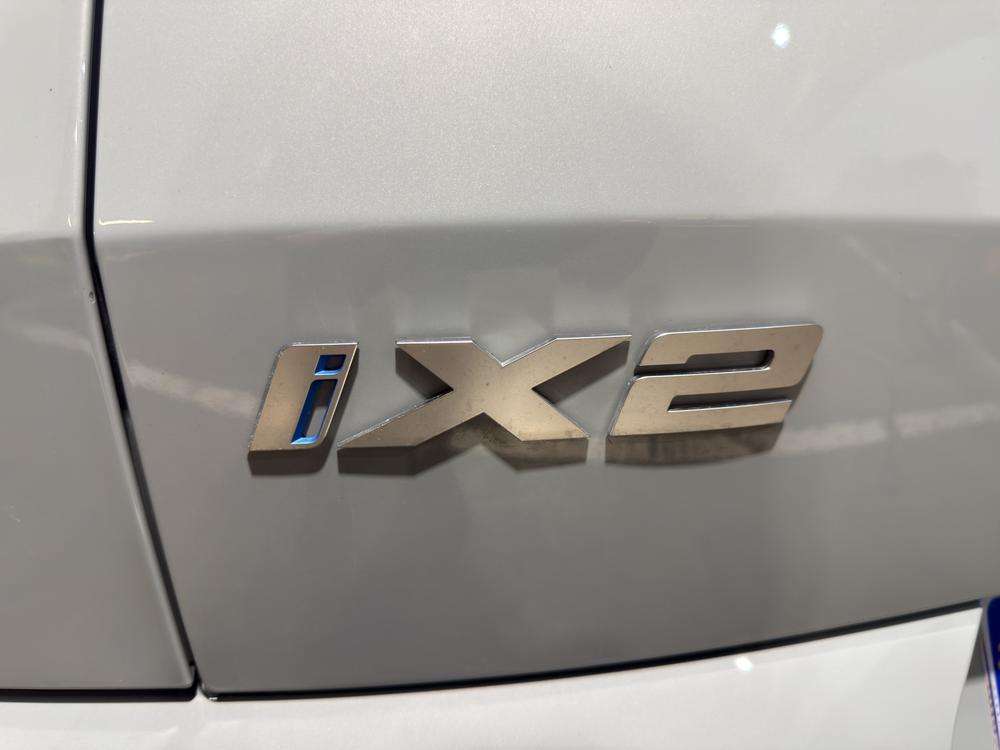 BMW iX2 xDrive30 2024 gris - foto 8