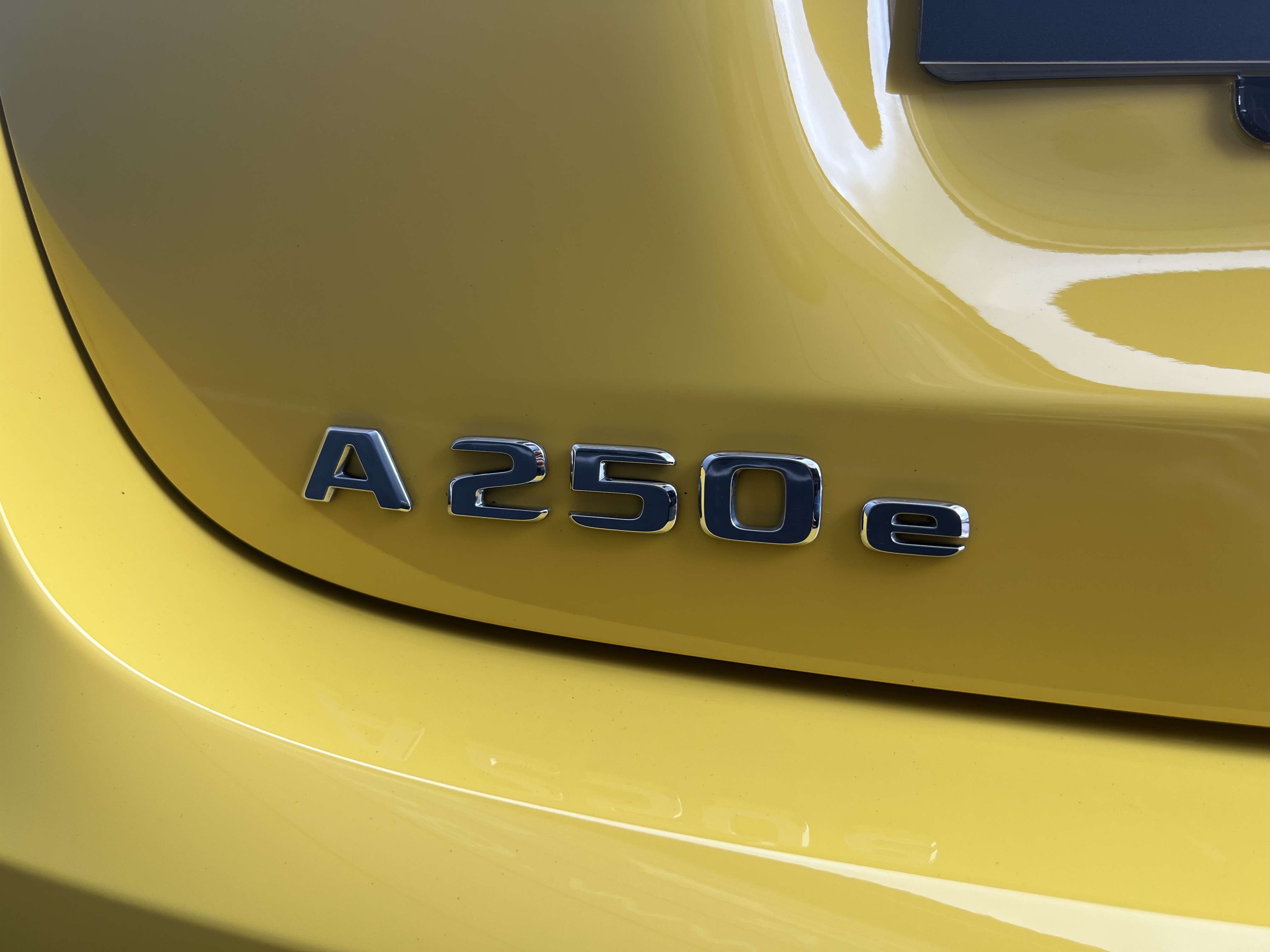 Mercedes-Benz Clase A 250e AMG 2021 amarillo - foto 7