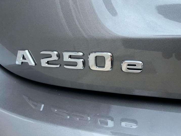 Mercedes-Benz Clase A 250e AMG 2021 gris montaña - foto 8