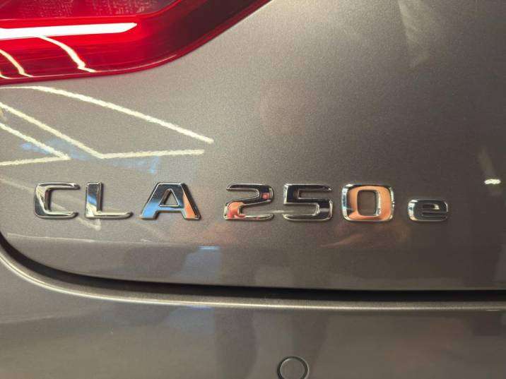 Mercedes-Benz CLA 250e AMG 2020 gris montaña - foto 5