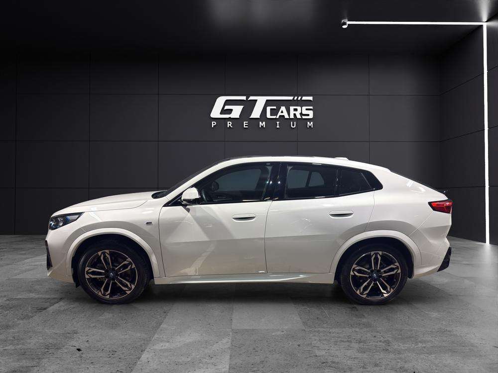 BMW iX2 xDrive30 2024 blanco - foto 2
