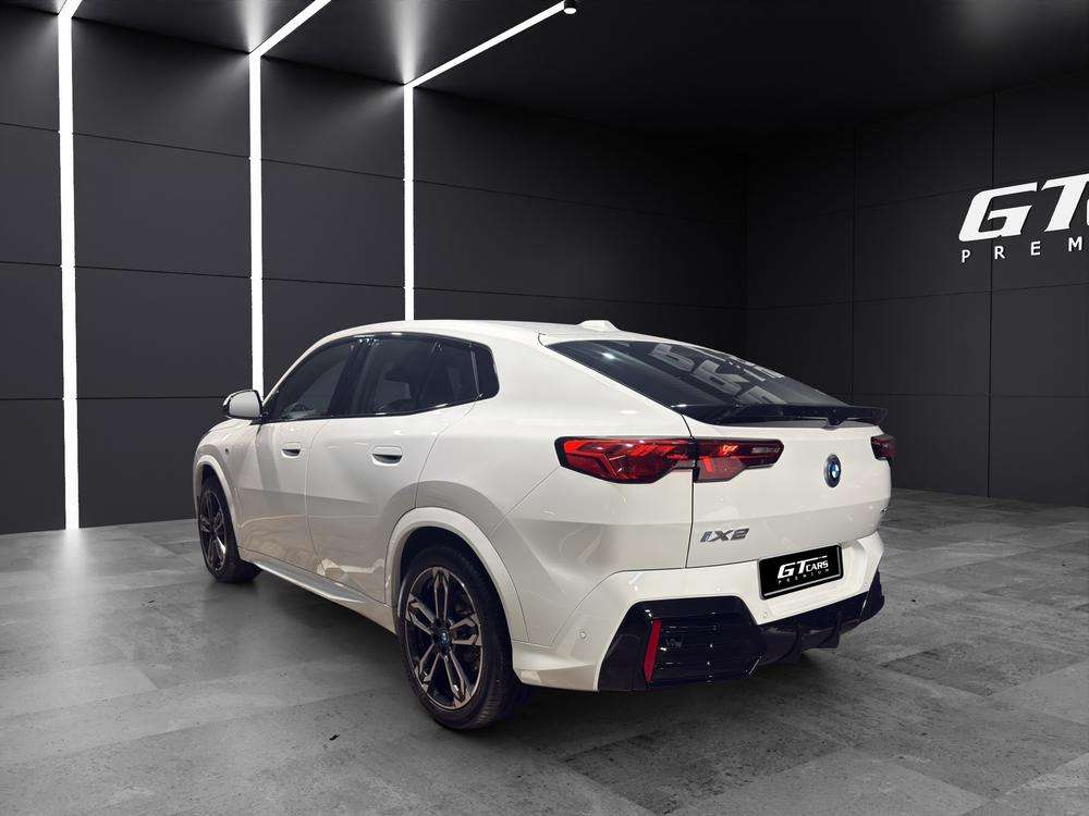 BMW iX2 xDrive30 2024 blanco - foto 3