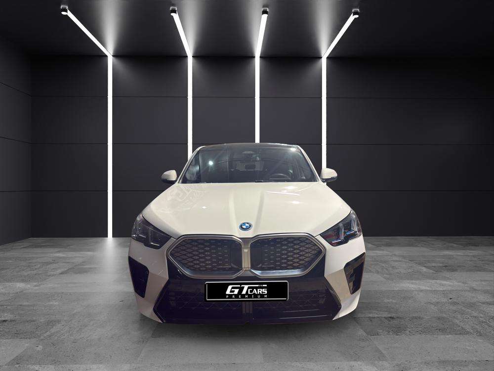 BMW iX2 xDrive30 2024 blanco - foto 4