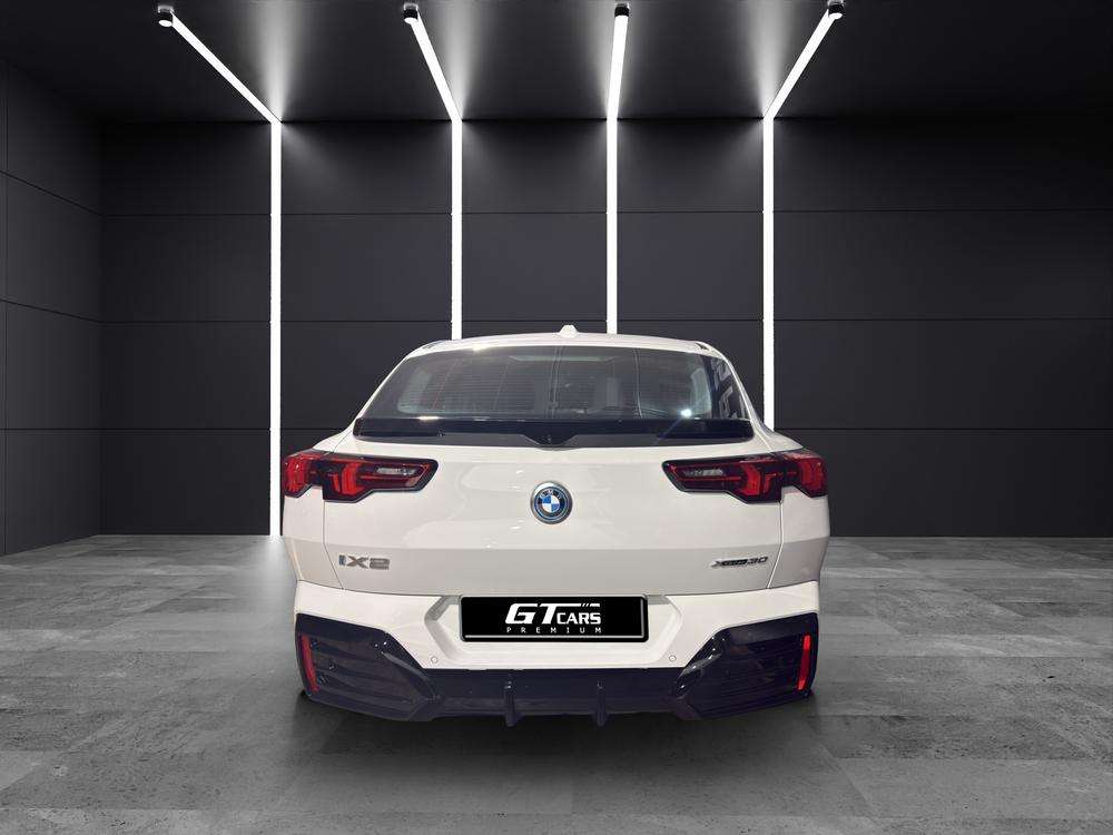 BMW iX2 xDrive30 2024 blanco - foto 5