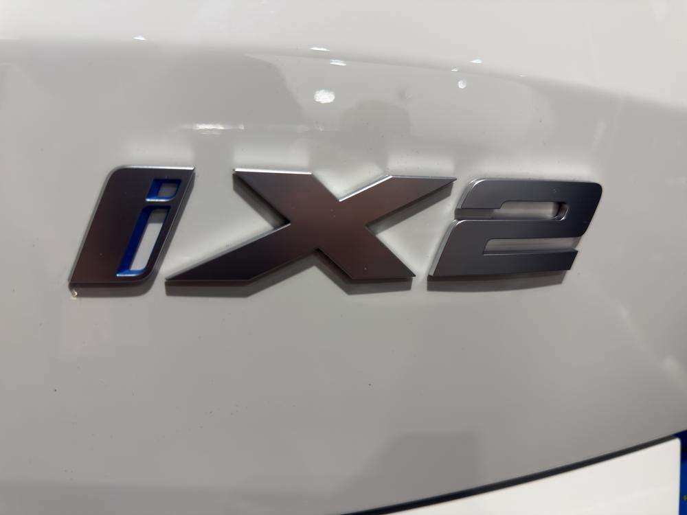 BMW iX2 xDrive30 2024 blanco - foto 7