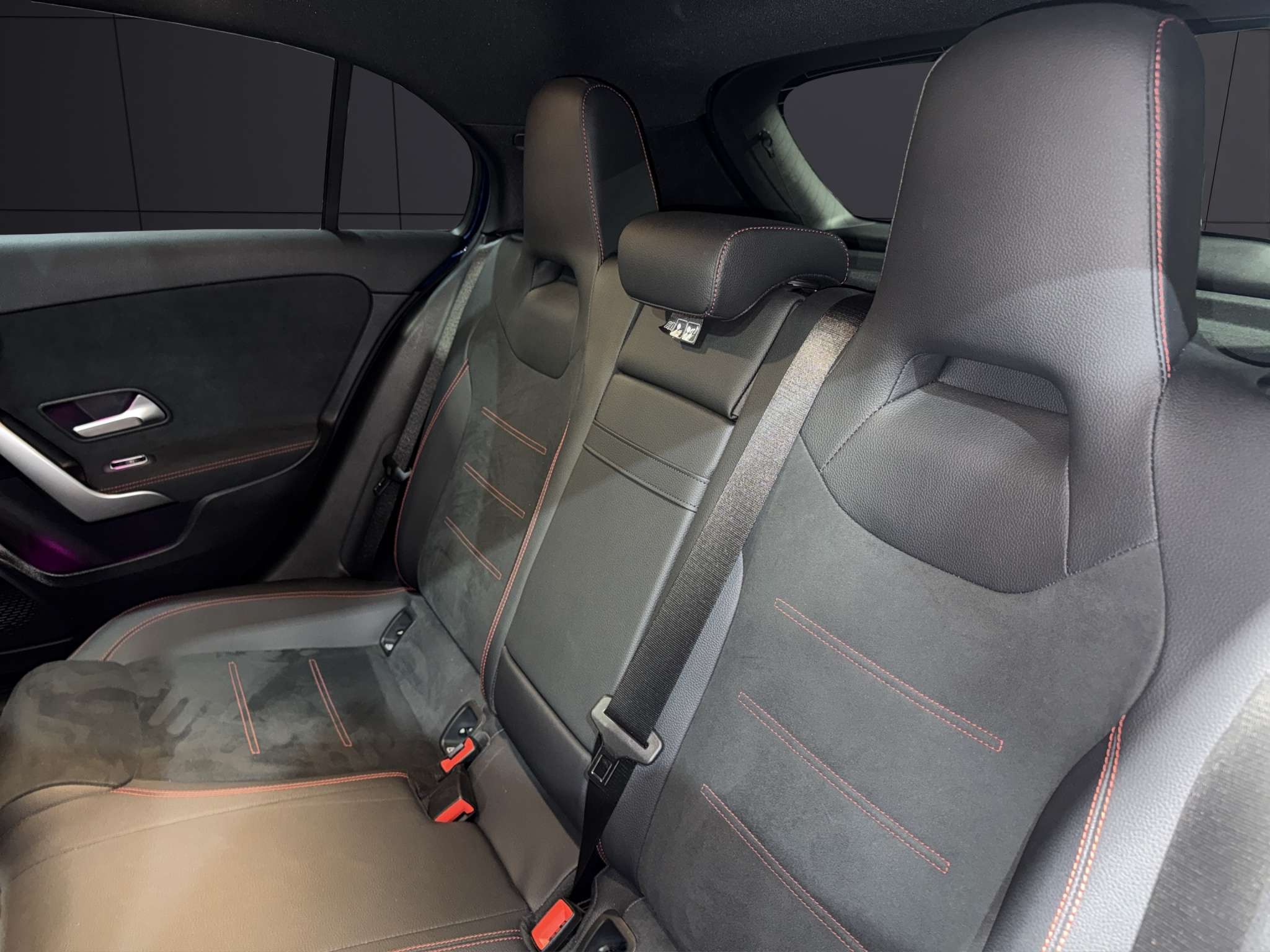 Mercedes-Benz Clase A 250e AMG 2024 azul espectral - foto 12