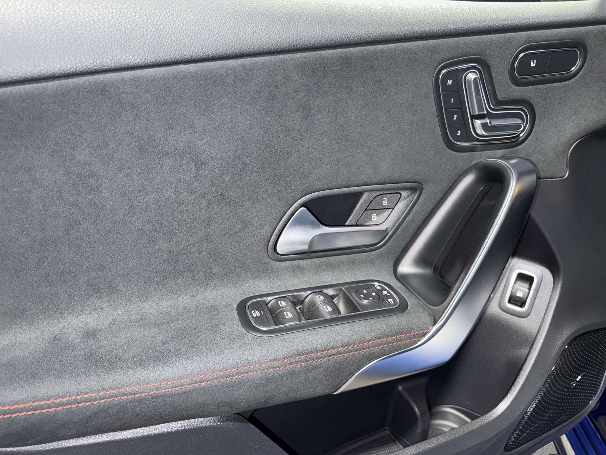 Mercedes-Benz Clase A 250e AMG 2024 azul espectral - foto 14