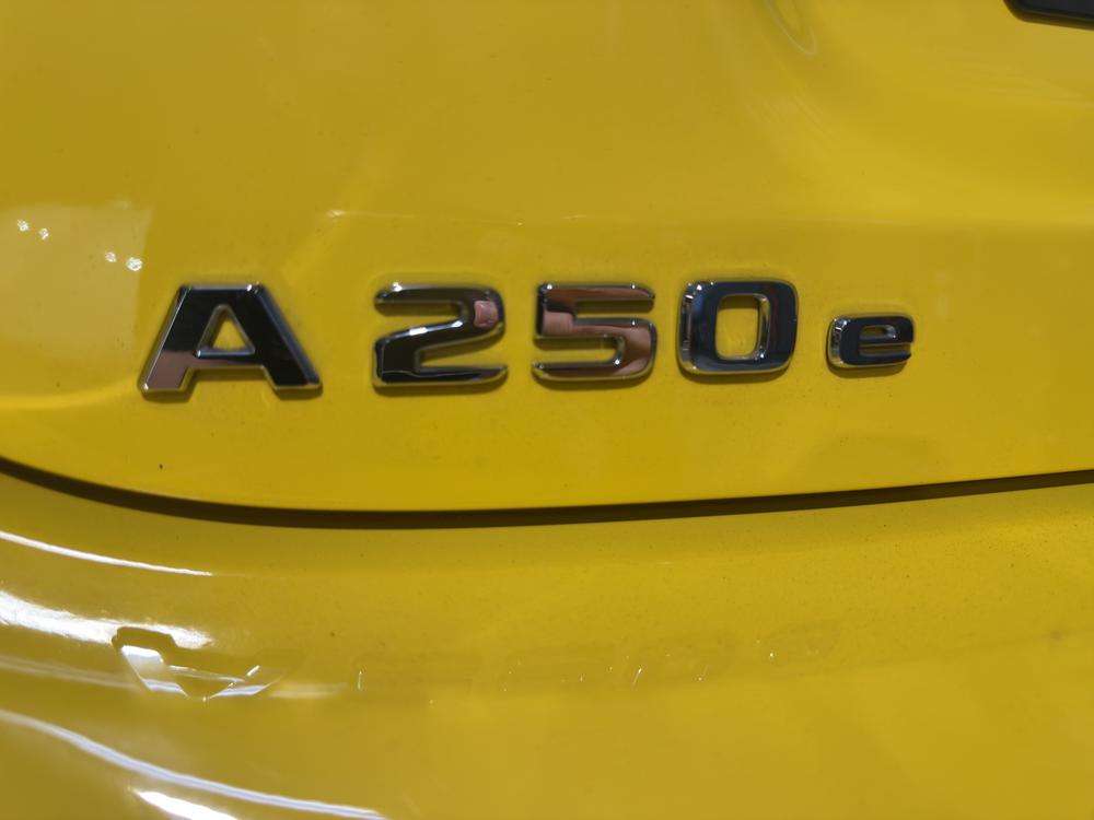 Mercedes-Benz Clase A 250e AMG 2022 amarillo - foto 8