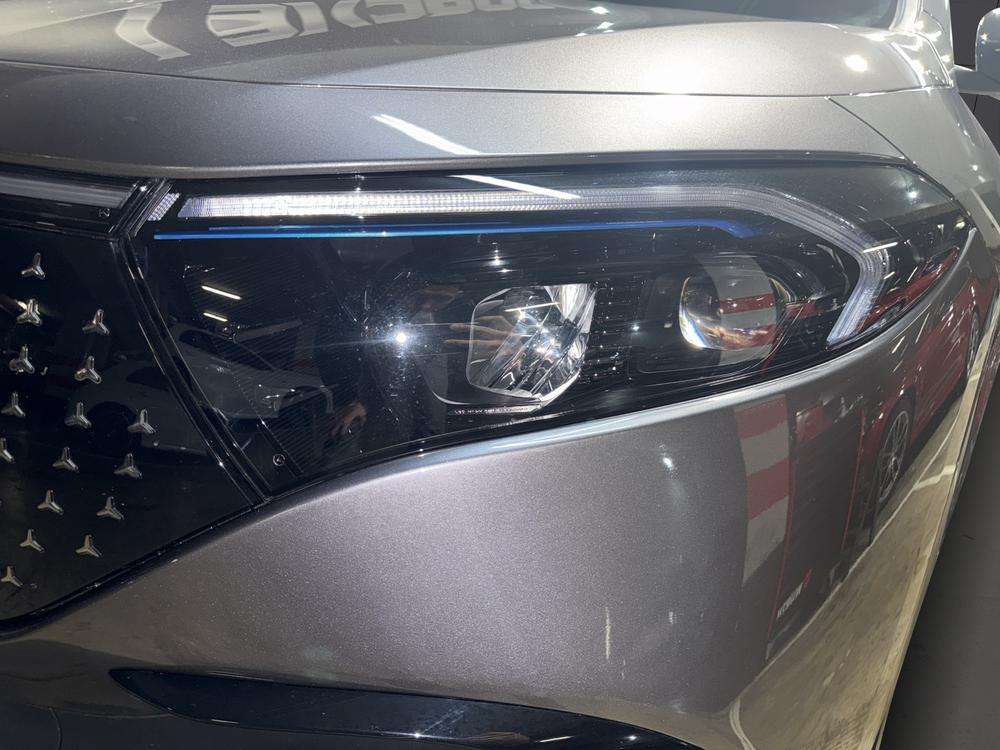 Mercedes-Benz EQA 250+ AMG 2025 gris - foto 6