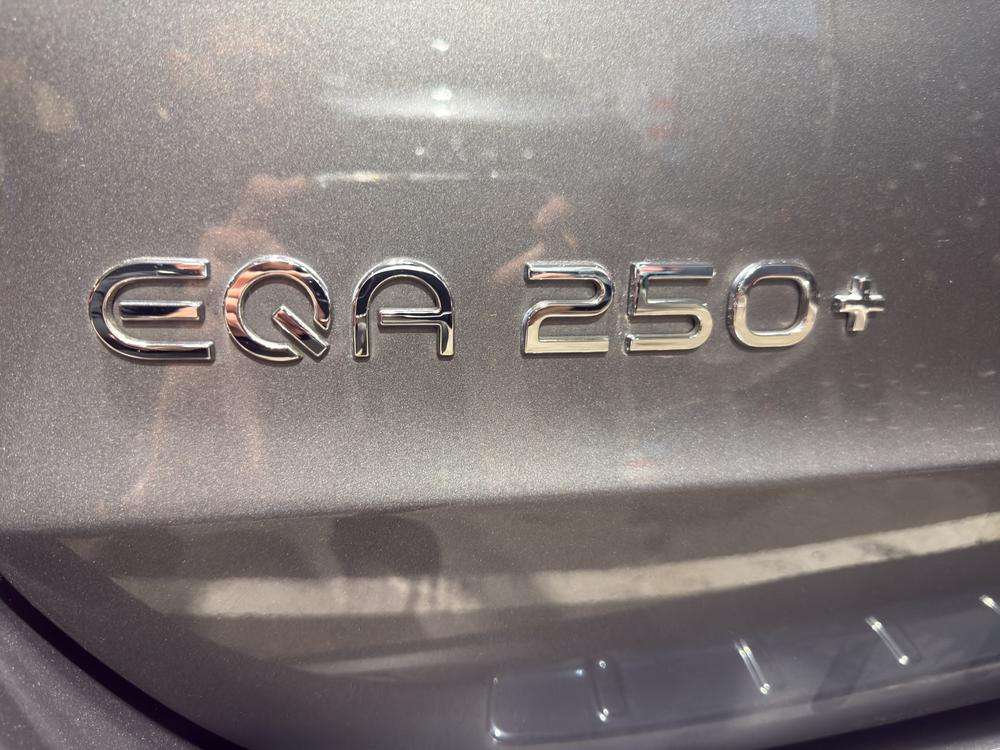 Mercedes-Benz EQA 250+ AMG 2025 gris - foto 8