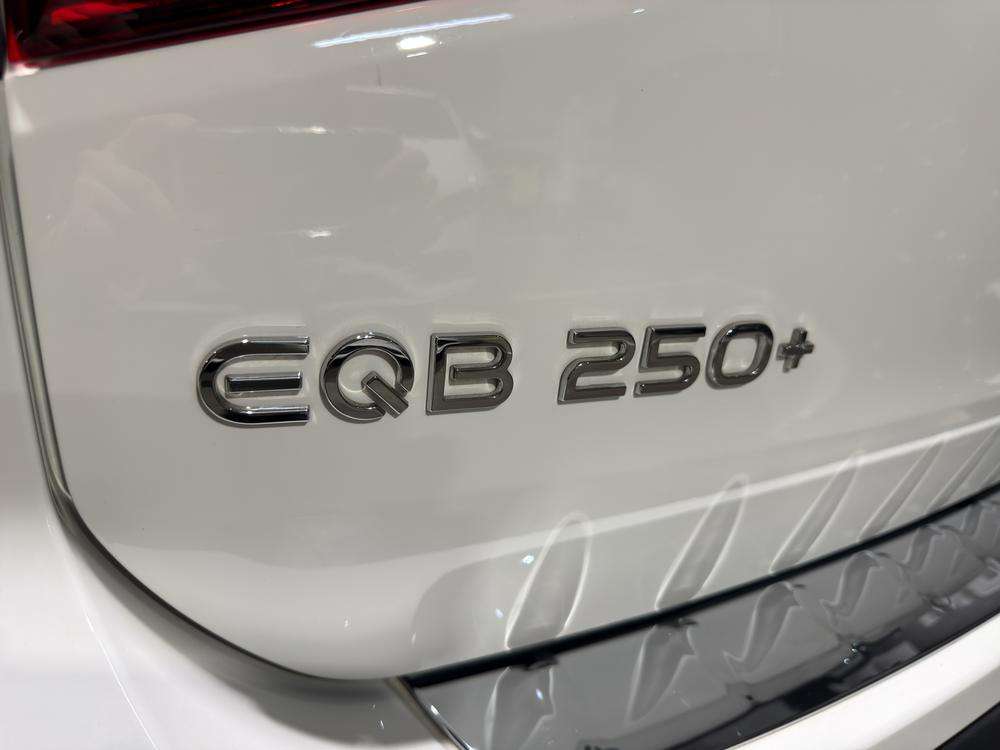 Mercedes-Benz EQB 250+ AMG 2025 blanco - foto 8