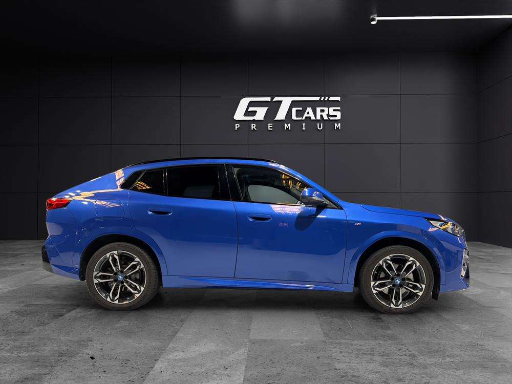 BMW iX2 eDrive 20 M 2024 azul - foto 2