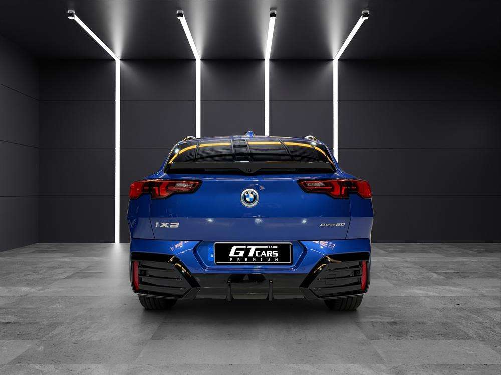 BMW iX2 eDrive 20 M 2024 azul - foto 3