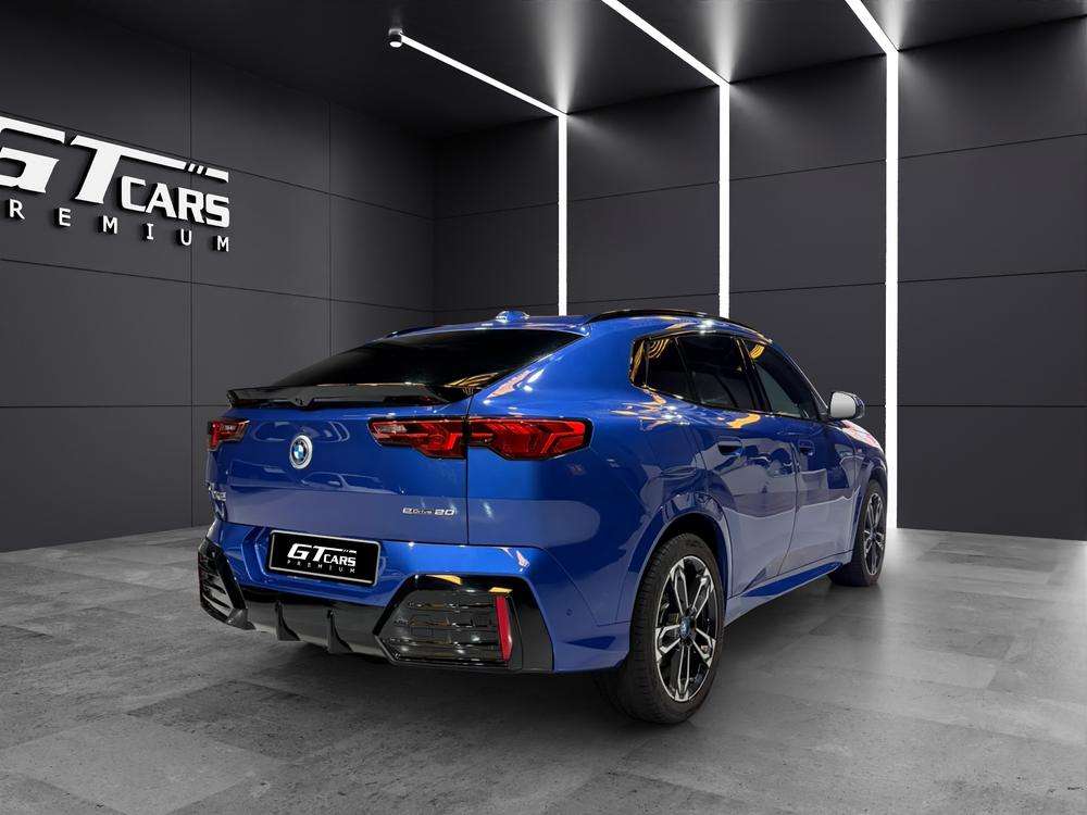 BMW iX2 eDrive 20 M 2024 azul - foto 4