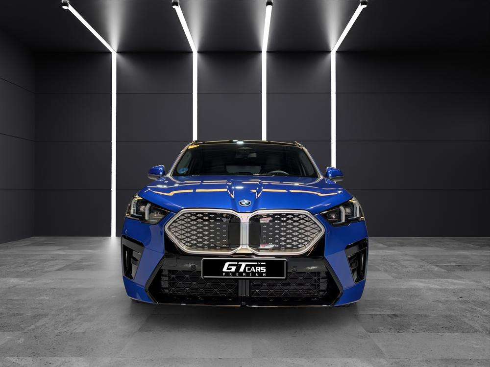 BMW iX2 eDrive 20 M 2024 azul - foto 5
