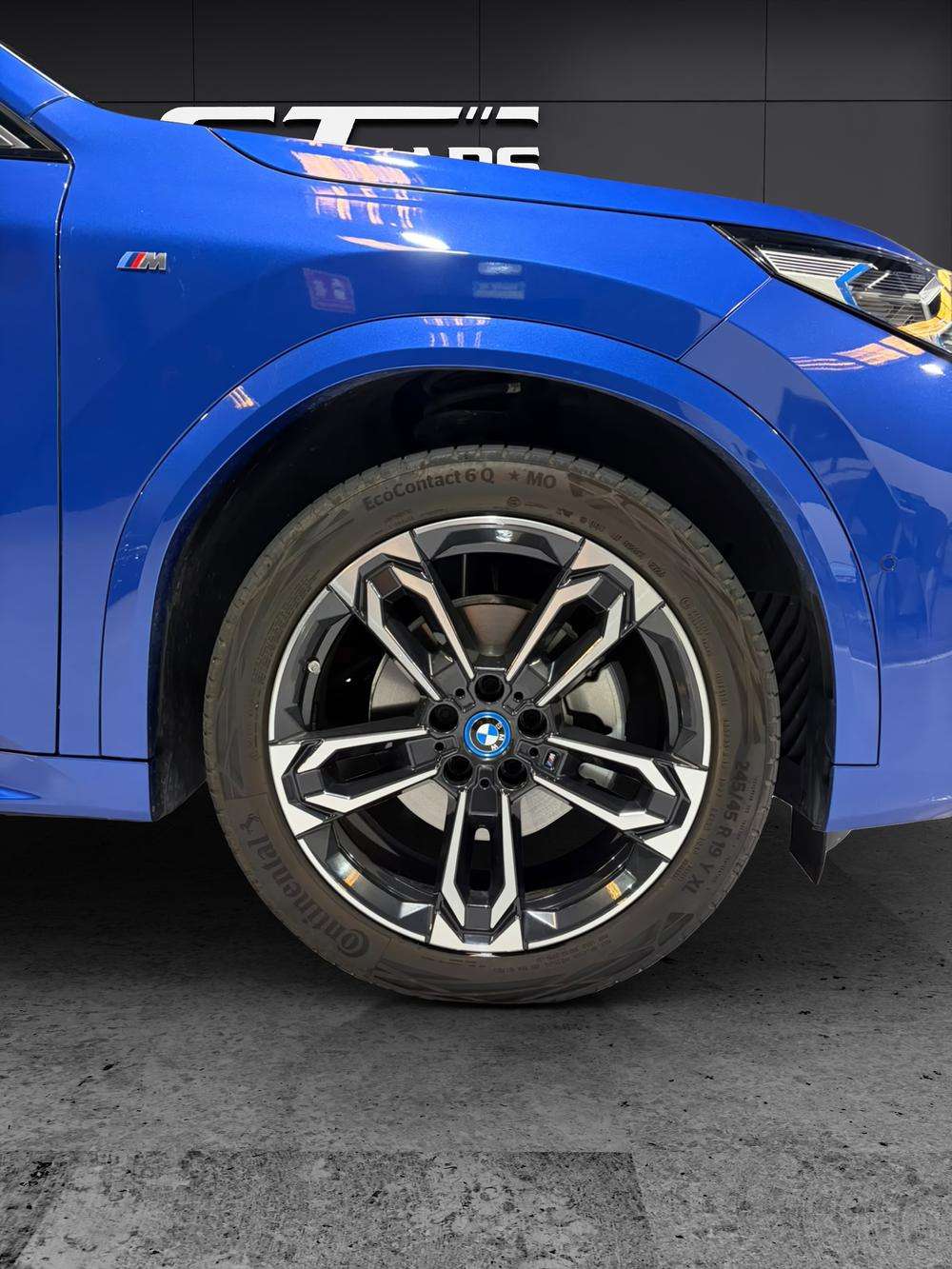 BMW iX2 eDrive 20 M 2024 azul - foto 7