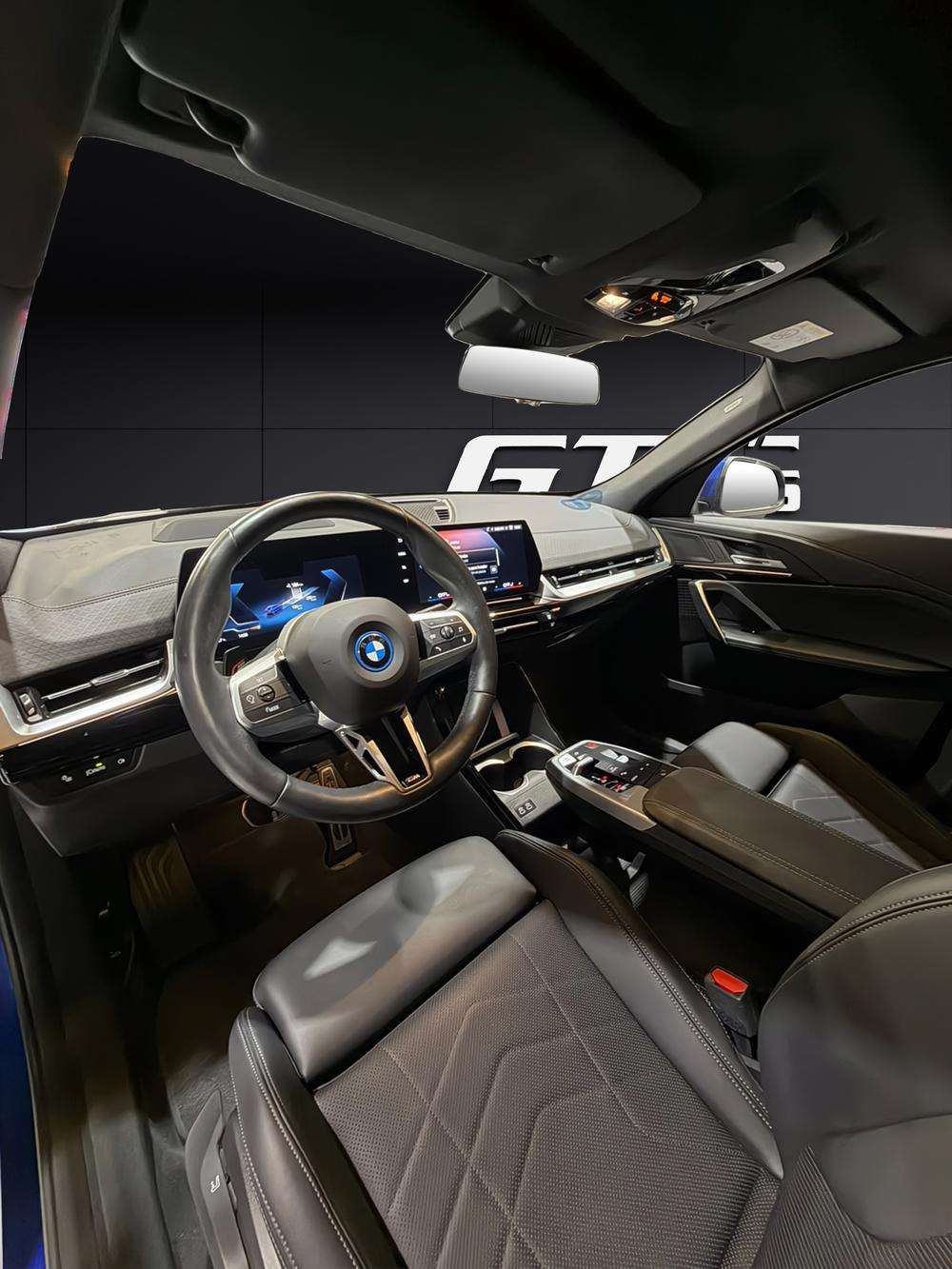 BMW iX2 eDrive 20 M 2024 azul - foto 8
