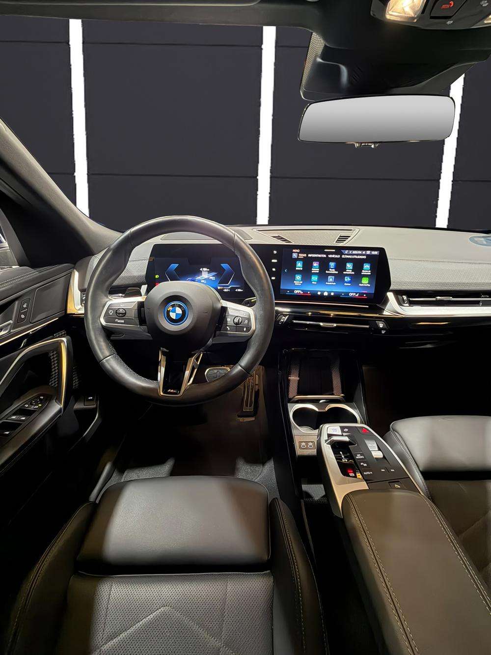 BMW iX2 eDrive 20 M 2024 azul - foto 9