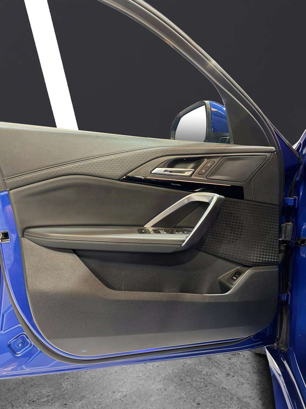 BMW iX2 eDrive 20 M 2024 azul - foto 14