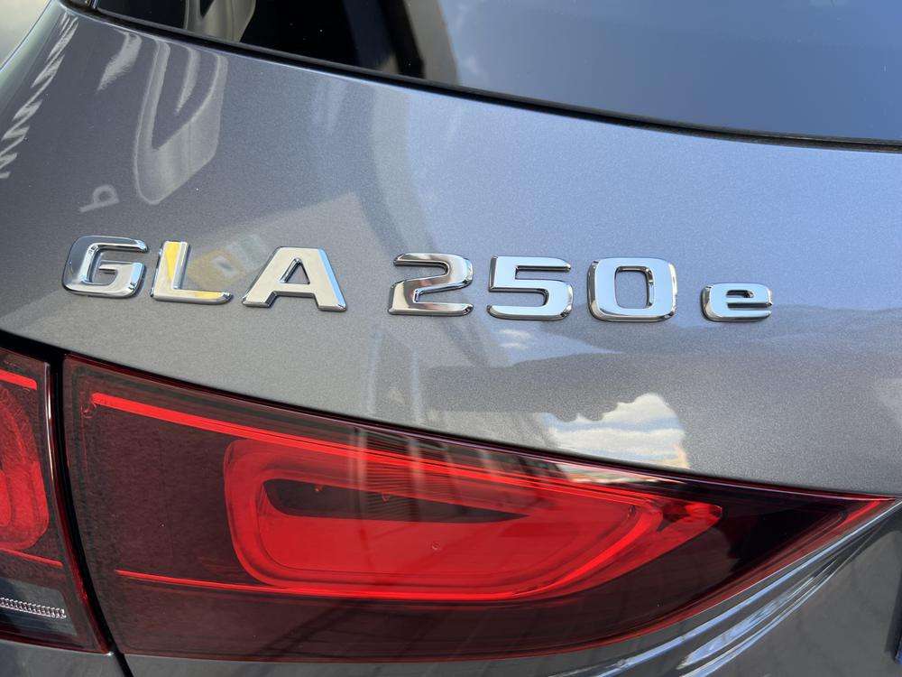 Mercedes-Benz GLA 250e AMG 2022 gris montaña - foto 7