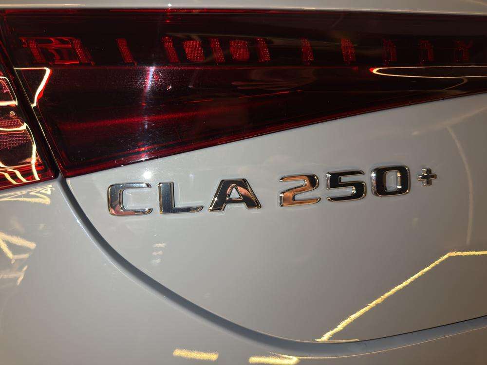 Mercedes-Benz CLA 250+ AMG 2025 gris - foto 7