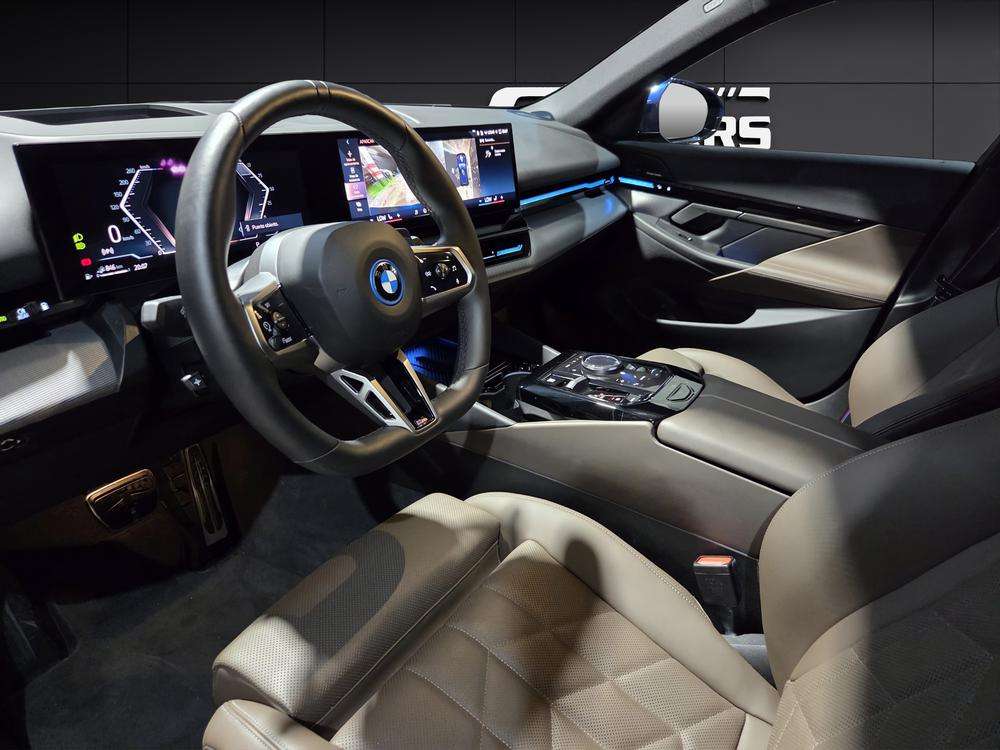BMW Serie 5  530e xDrive 2024 azul - foto 9