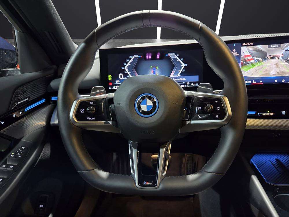 BMW Serie 5  530e xDrive 2024 azul - foto 11