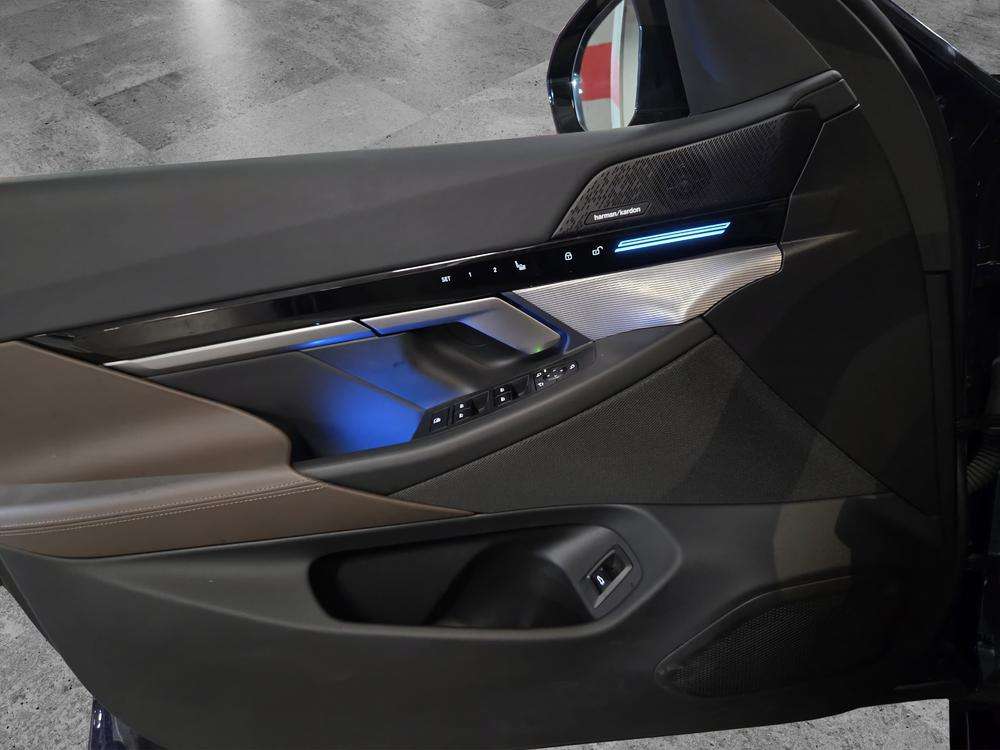 BMW Serie 5  530e xDrive 2024 azul - foto 17