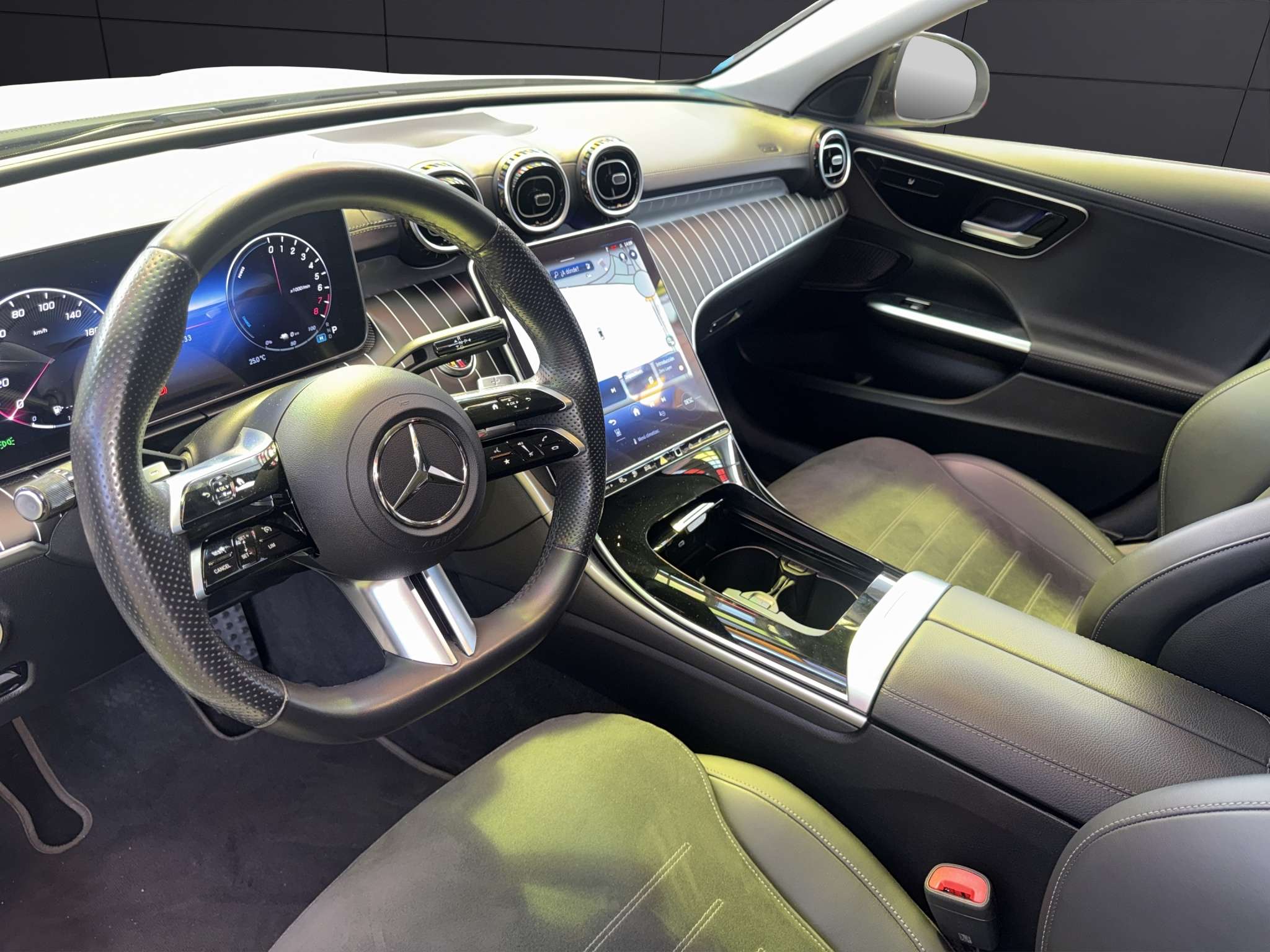 Mercedes-Benz Clase C 300e AMG 2023 blanco - foto 10