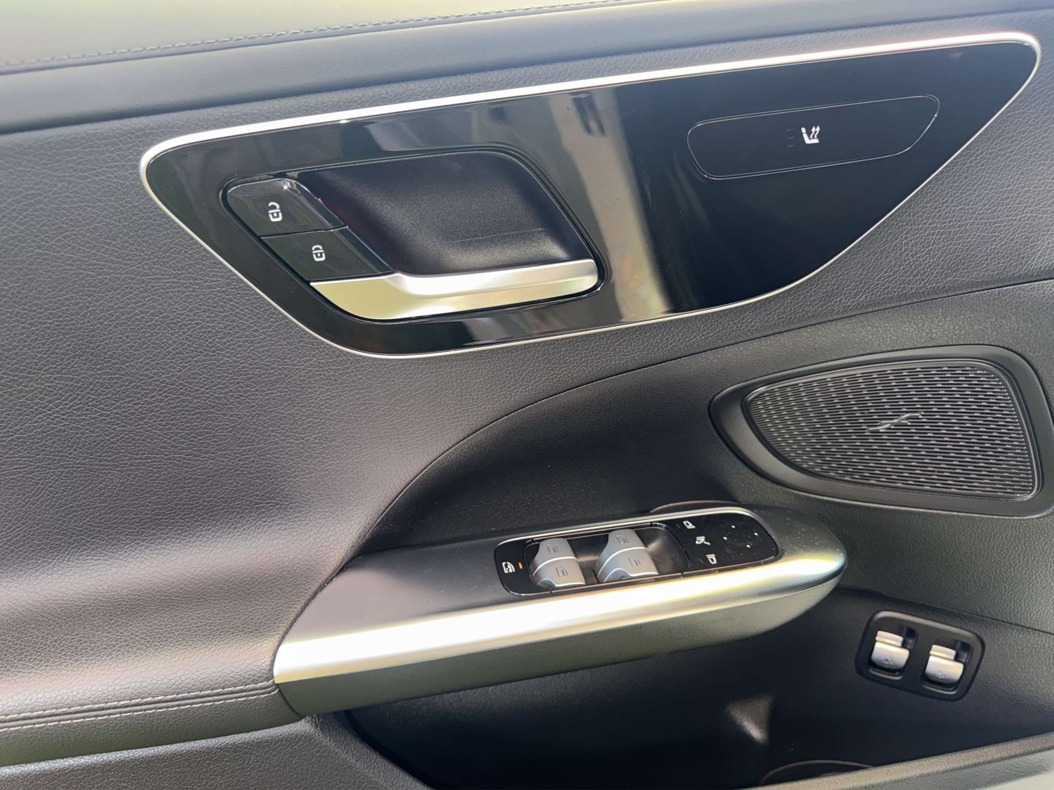 Mercedes-Benz Clase C 300e AMG 2023 blanco - foto 16