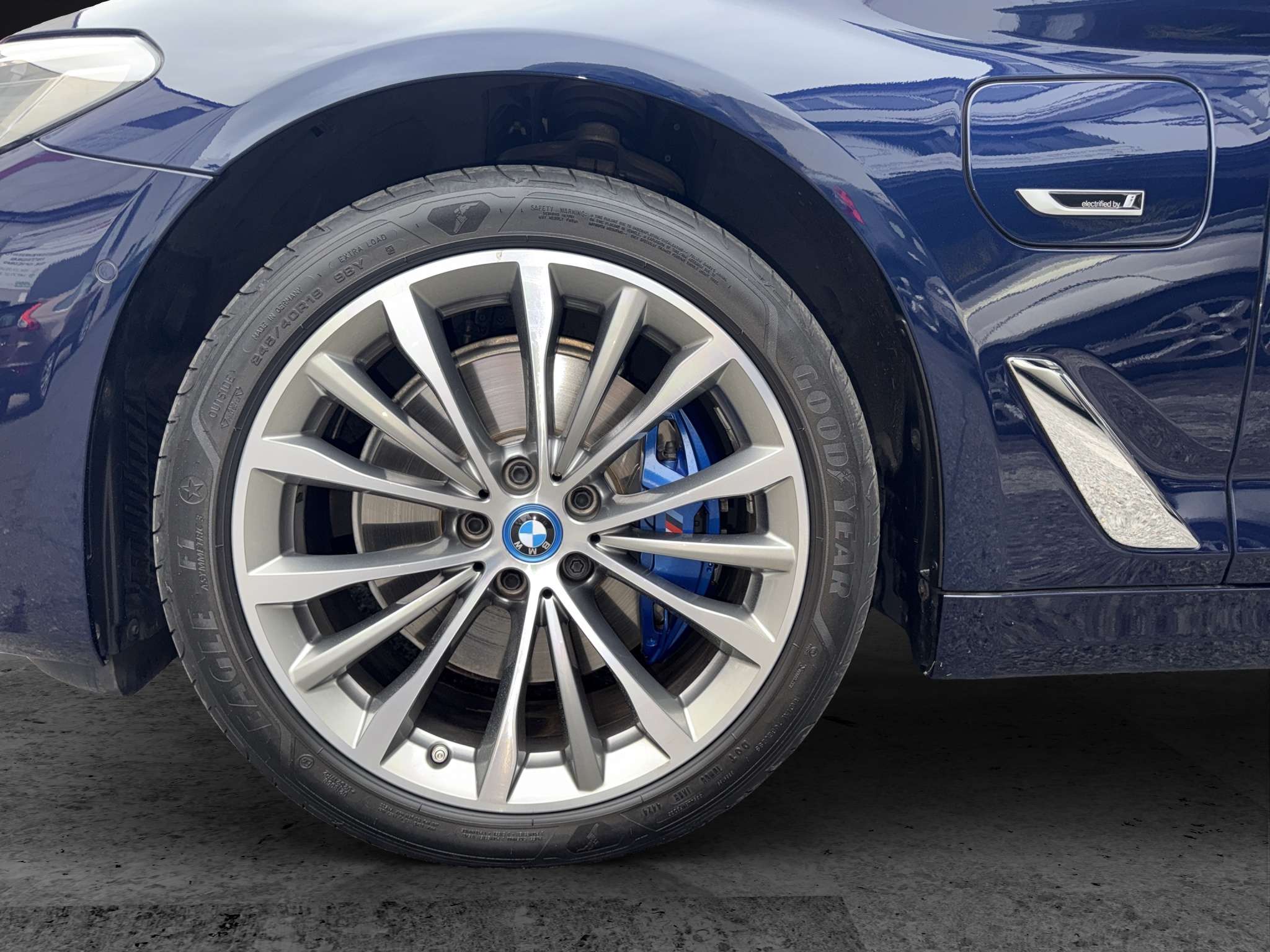 BMW Serie 5  530e 2022 azul - foto 8