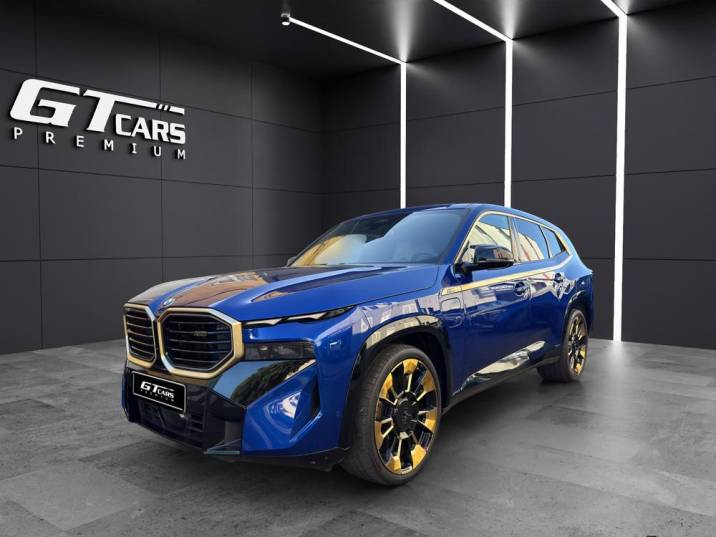 BMW XM . 2023 azul