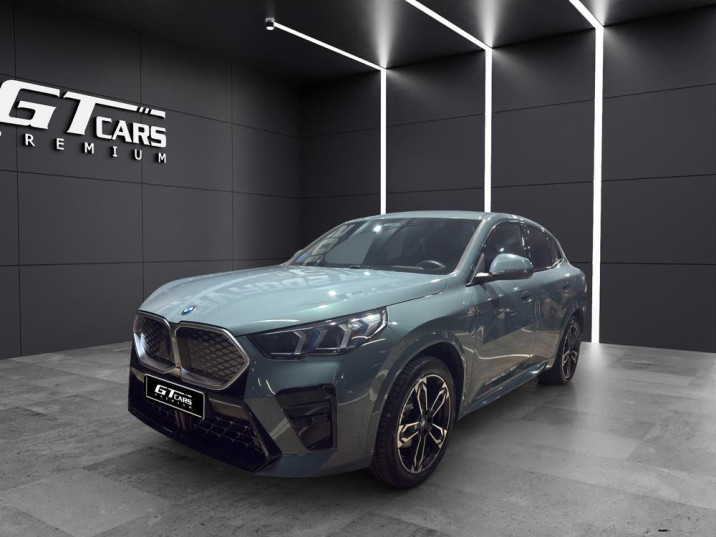 BMW iX2 eDrive20 2025 verde