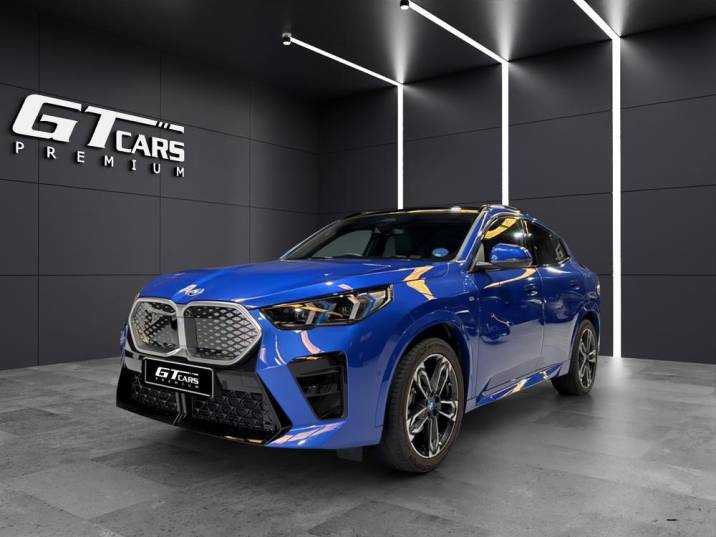 BMW iX2 eDrive 20 M 2024 azul
